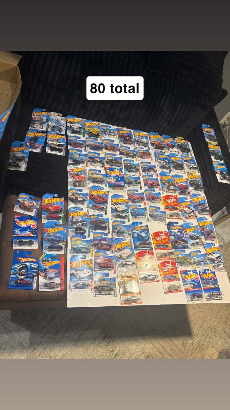 Huge Collection of 278 Hot Wheels & Matchbox Die-Cast Cars New on Cards